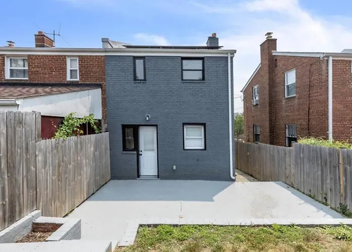 Quaint 3/2.5 Home In Fort Dupont