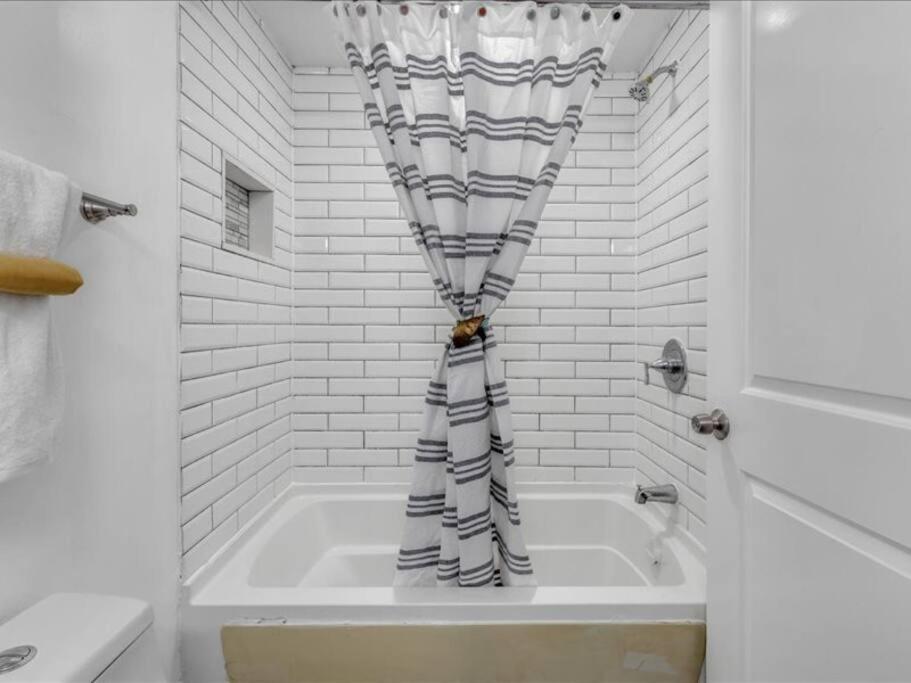 Quaint 3/2.5 In Dupont Apartment Washington
